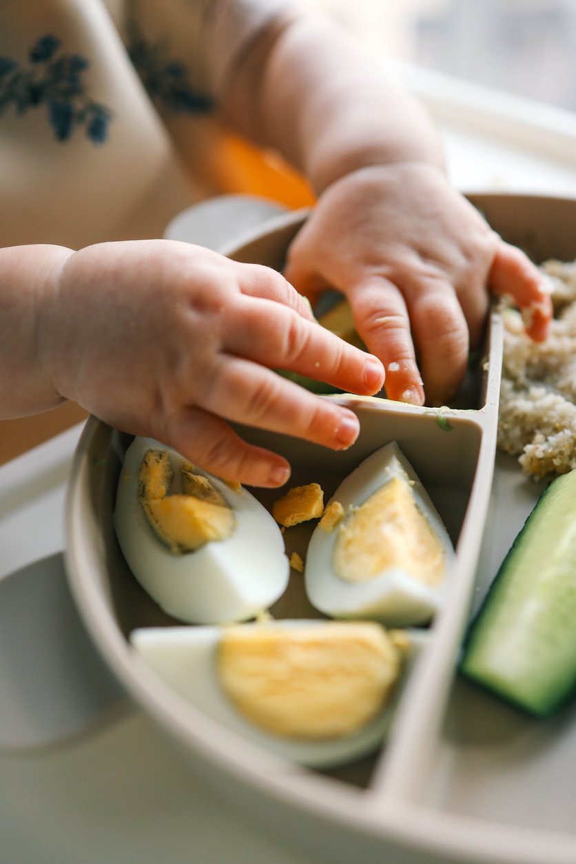 niño_comiendo_con_Las_Manos_Nutricion_Infantil